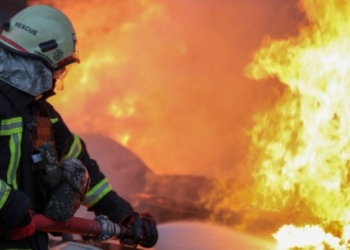 Пожежа на складах у Києві після атаки ворожих дронів