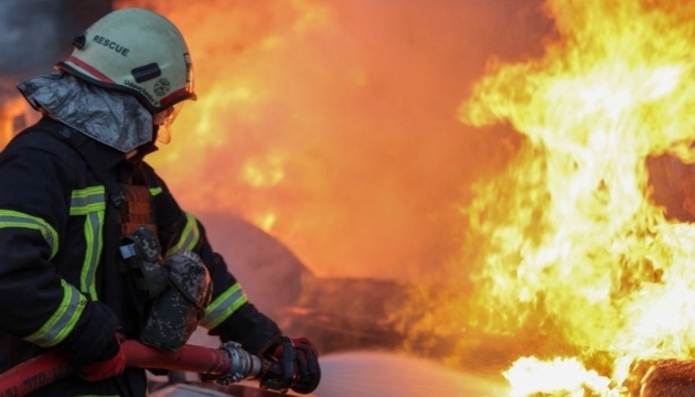 Пожежа на складах у Києві після атаки ворожих дронів