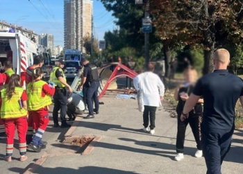 Смертельна ДТП у Києві: авто влетіло у зупинку з людьми
