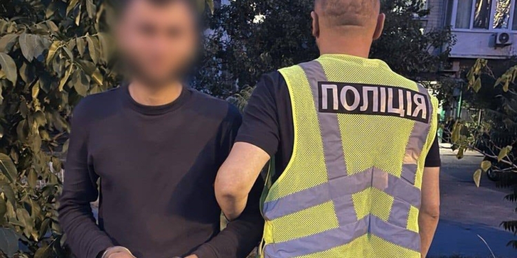 У Києві затримали банду, що обікрала пенсіонерку на 750 тис.