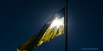 Урочисте підняття прапора біля Верховної Ради