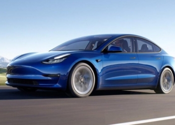Як зарядити Tesla під час руху: несподіваний лайфхак