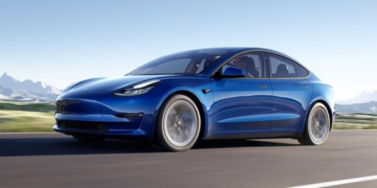 Як зарядити Tesla під час руху: несподіваний лайфхак