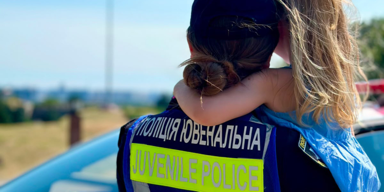 Ювенальна поліція Києва привітала дітей з Днем Прапора