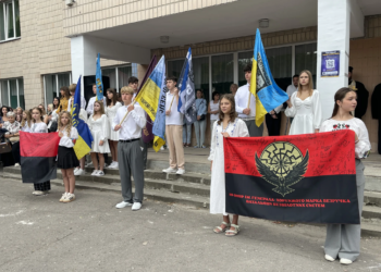 Замість квітів учителям — допомога ЗСУ: у Тернополі школярі зібрали кошти для 105-ї бригади