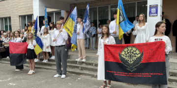 Замість квітів учителям — допомога ЗСУ: у Тернополі школярі зібрали кошти для 105-ї бригади