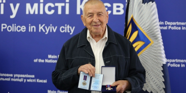 90-річний ветеран поліції Києва отримав «Знак пошани»