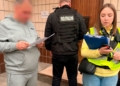 Адвокат у Києві вимагав $21 000 за виїзд за кордон
