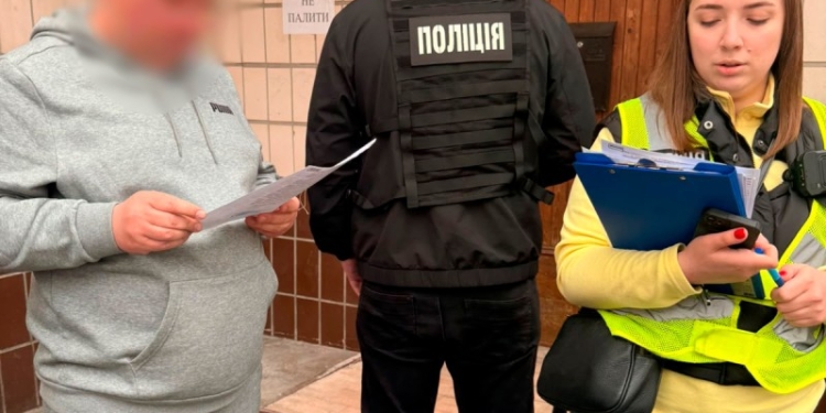 Адвокат у Києві вимагав $21 000 за виїзд за кордон