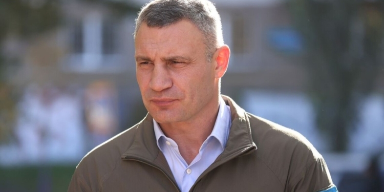 Атака на Київ: наслідки падіння уламків у районах міста