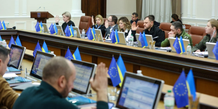 Десятки мільярдів на чиновників замість підтримки ЗСУ та громад: аналіз проєкту держбюджету-2027