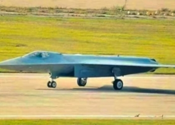 Китай розробляє винищувач J-50 з керуванням роєм дронів