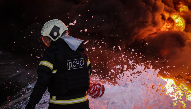 Масштабна пожежа на Київщині: горить склад у Бучанському районі