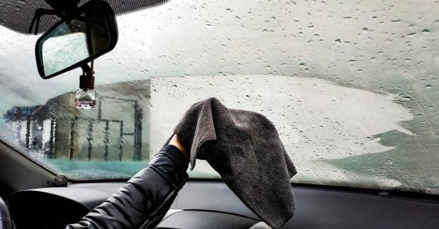 Навіщо водії розпилюють оцет на лобове скло авто