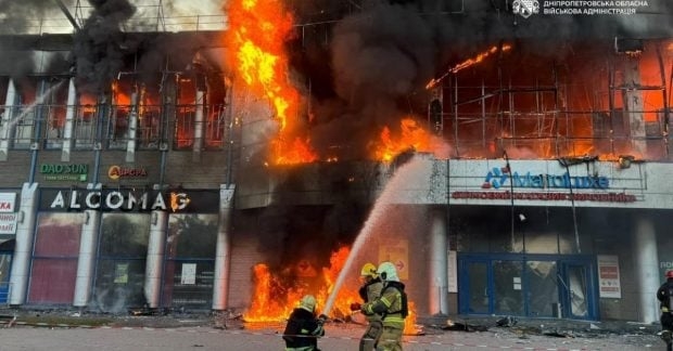 РФ атакувала Дніпро: горить ТРЦ, є постраждалі