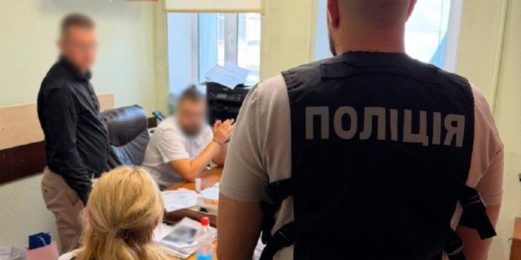 Розтрата на листі: підозра посадовиці Подільської РДА