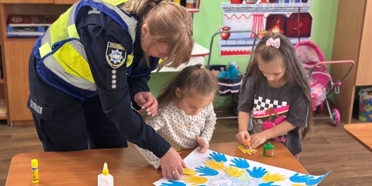 У Києві поліцейські провели урок миру для дошкільнят
