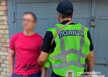 У Києві затримали чоловіка з автоматом у Голосієві