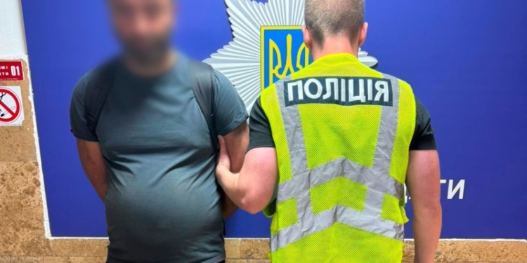 У Києві затримали грабіжника, що напав на жінку в парку