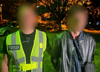 У Києві затримали крадія, що обікрав авто через вікно
