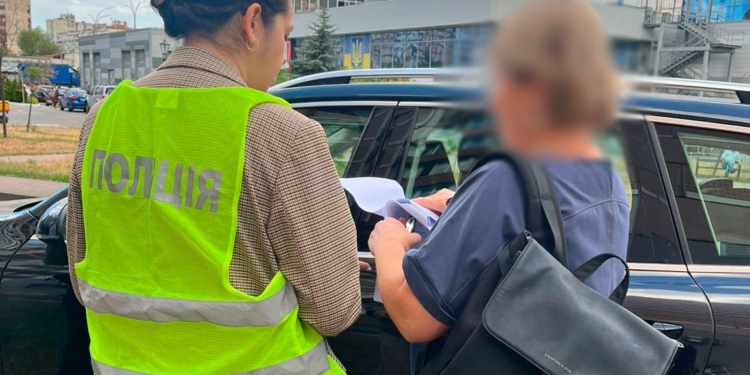 У Києві жінка незаконно збудувала салон краси біля квартири
