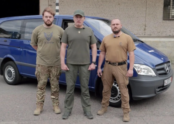 «Українська команда» передала мікроавтобус бійцям 428 полку безпілотних систем «Тінь»