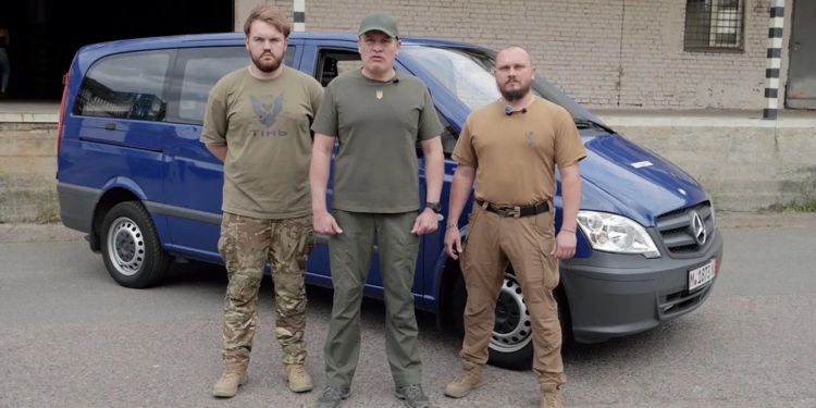 «Українська команда» передала мікроавтобус бійцям 428 полку безпілотних систем «Тінь»