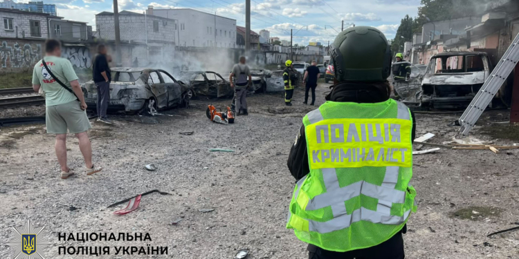 Військова атака в Києві: два поранені, пожежа та уламки