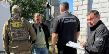 Військовослужбовця ДПСУ підозрюють в організації незаконного виїзду