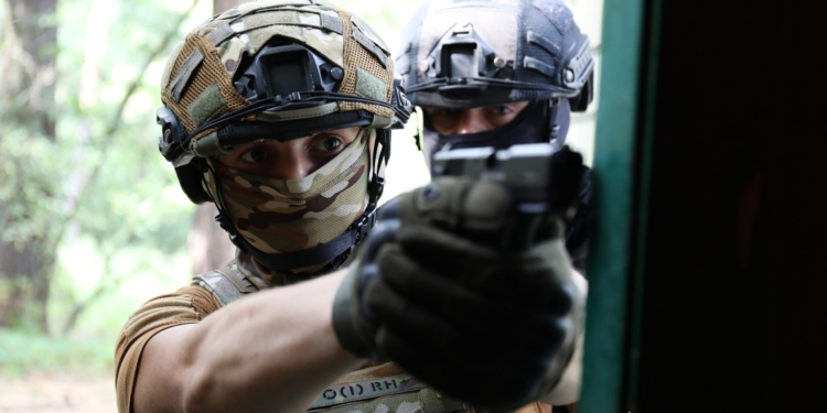 Як тренуються поліцейські Києва: вишкіл у центрі підготовки