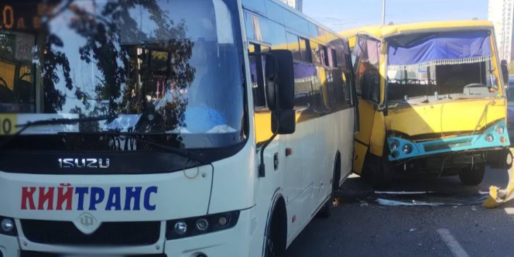 ДТП з маршрутками у Києві: є постраждалі
