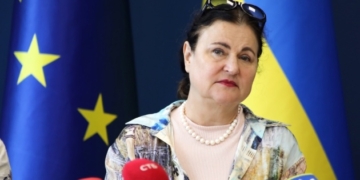 Дипломати ЄС залишаються у Києві попри погрози РФ