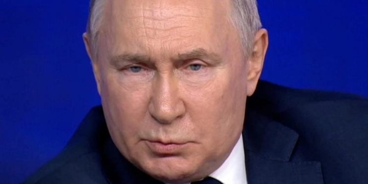 Літак Путіна не зміг сісти в Москві через обмеження