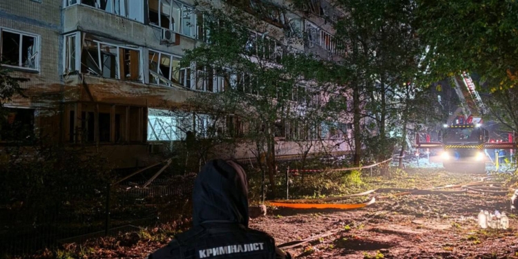 Наслідки російського удару по Києву: троє загиблих