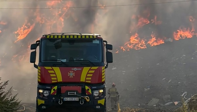 Під Ужгородом спалахнула масштабна пожежа на сміттєзвалищі