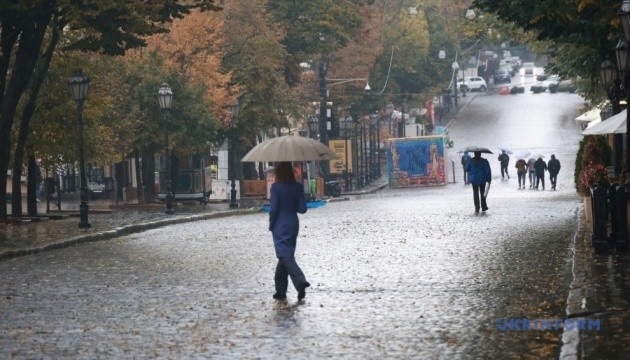 Погода в Україні: де завтра очікувати дощі та тепло