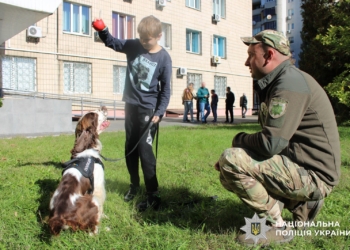 Поліцейські Києва влаштували дітям зустріч із собаками