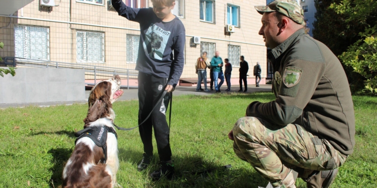 Поліцейські Києва влаштували дітям зустріч із собаками