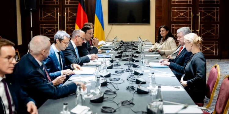 Порошенко зустрівся з Фрідріхом Мерцем у Києві