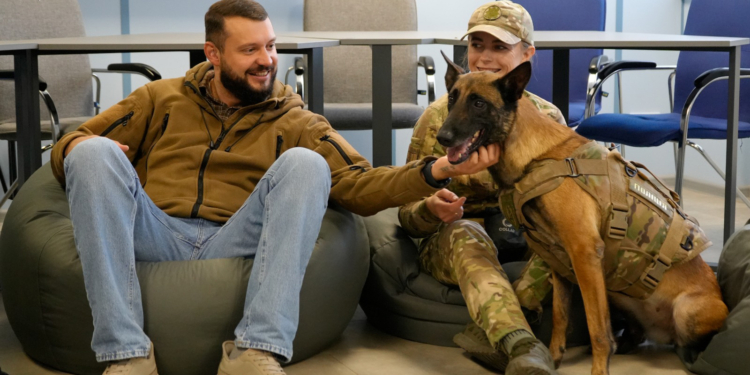 Психологи та кінологи поліції Києва допомогли ветеранам