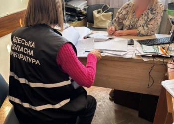 Смерть немовляти від голоду: підозра чиновниці на Одещині