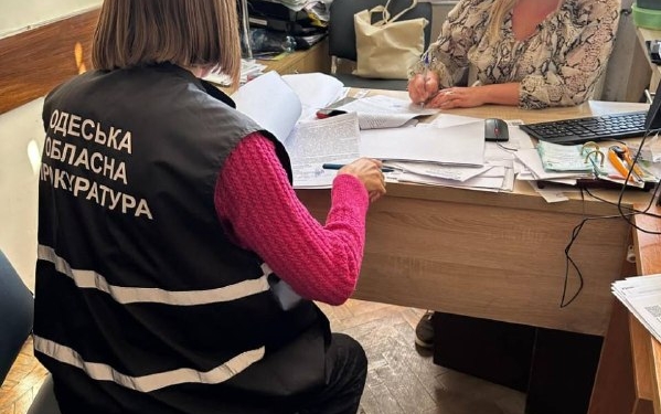 Смерть немовляти від голоду: підозра чиновниці на Одещині