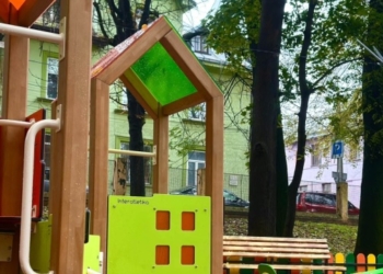 У Чернівцях відкрили перший інклюзивний дитячий майданчик