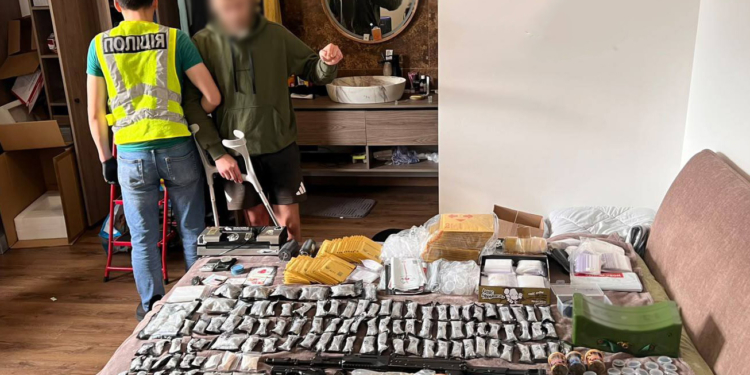 У Києві викрили наркоторговців з арсеналом зброї